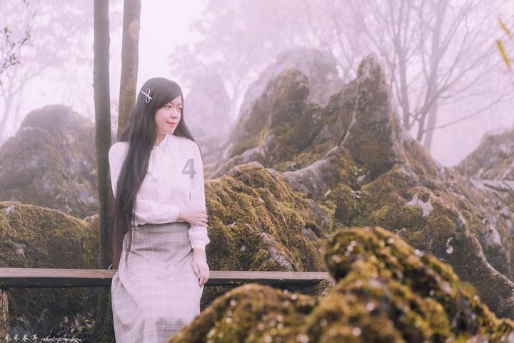 逃出轿车的女孩