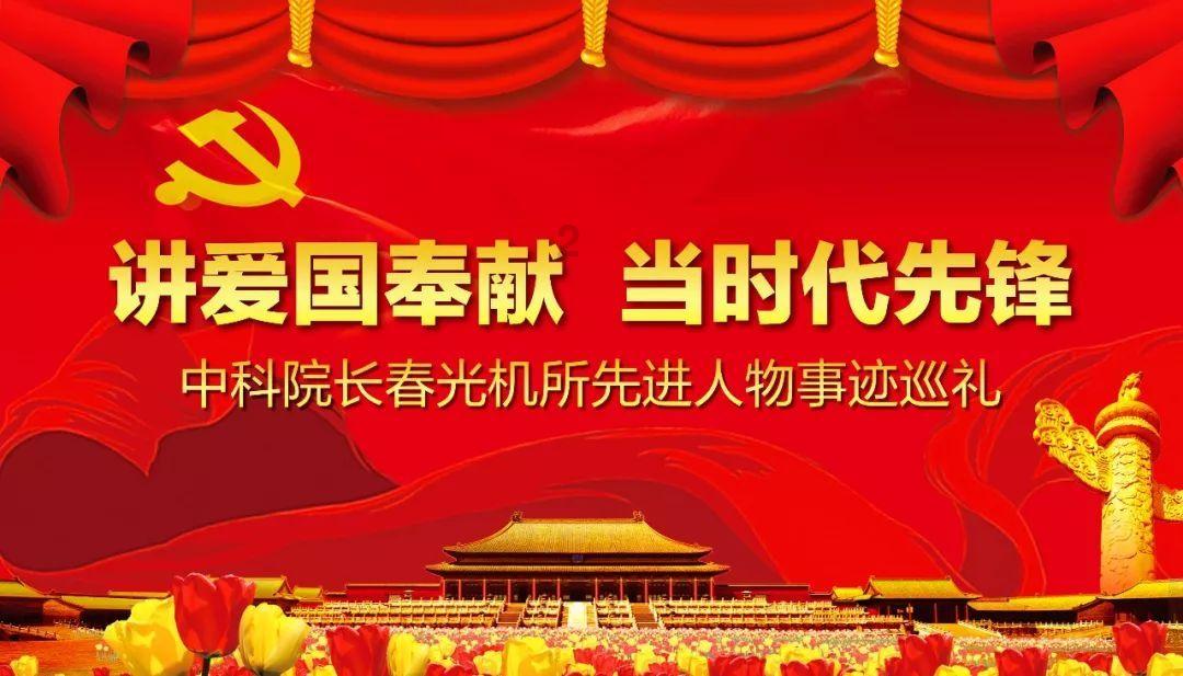 常州一男子跑进商场金店柜台将金饰塞进包里